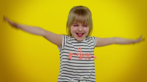 Retrato de niña rubia divertida gritando, levantando las manos en gesto lo hice, celebrando el éxito — Vídeos de Stock