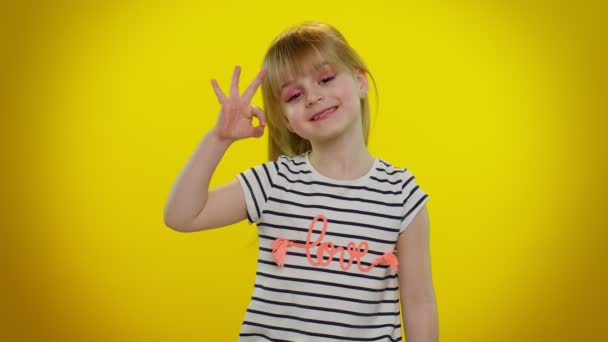 Criança menina olhando aprovadamente para câmera mostrando gesto ok, como sinal positivo algo bom — Vídeo de Stock