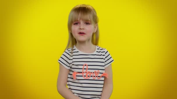 Niezadowolony blondynka dziecko dziewczyna wyrażając niedowierzanie podrażnienie, uczucie znudzony rozczarowany w wyniku — Wideo stockowe