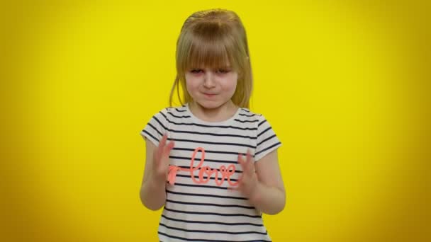 Overstuur gefrustreerd geïrriteerd kind kind handen opsteken, ruziën, vragen reden van conflict, schreeuwen — Stockvideo