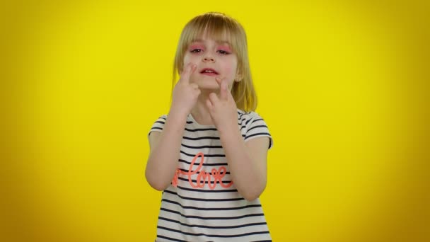 Niña niña esperando buena suerte y pierde, sorprendida resultados repentinos de la lotería, mala fortuna, pérdida — Vídeos de Stock