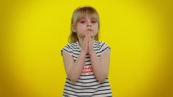 Niño niña rezando, pidiendo deseo, pidiendo con expresión implorante esperanzada, pidiendo disculpas — Vídeo de stock