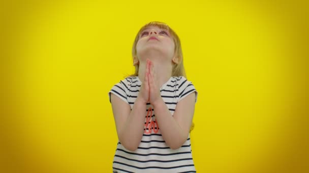 子供の女の子は誠実に神に祈り、嘆願の表現で検索,謝罪を請う,ヘルプ — ストック動画