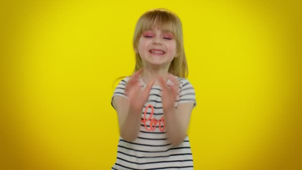 Petite adolescente enfant enfant fille célébrer succès gagner hurler se réjouit de faire gagnant mains geste dire oui — Video