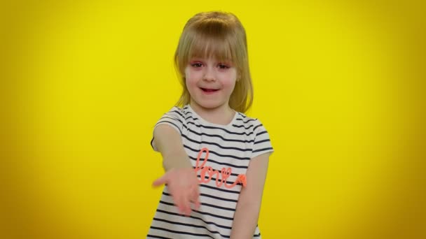 Liten blond unge barn flicka visar inbjudande gest med händerna, be att gå med, lockar till att komma — Stockvideo