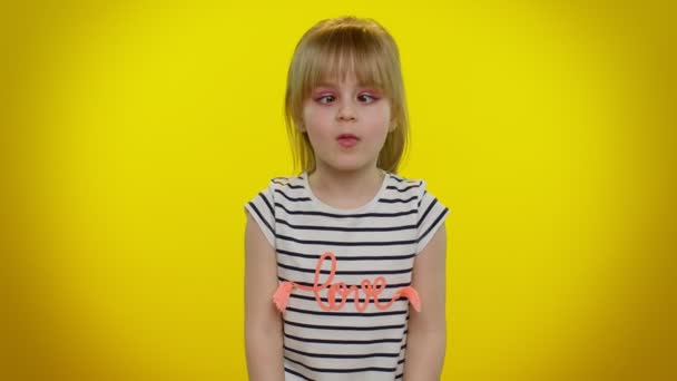 Tonåring barn flicka gör roliga dumma ansiktsuttryck och grimma, lura, visar tunga — Stockvideo