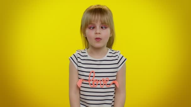Teen child kid girl making funny silly facial expressions and grimacing, fooling , showing tongue — Stock Footage Teen child kid girl making funny silly facial expressions and grimacing, fooling , showing tongue Royalty Free Stock Footage