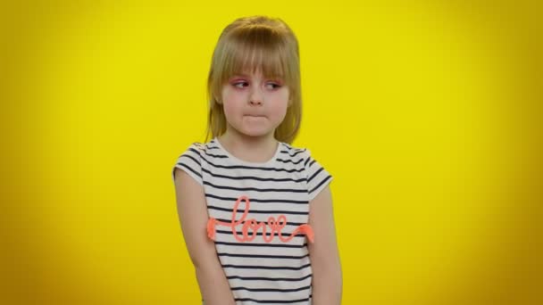 Lekfull unge flicka gör roliga dumma ansiktsuttryck och grimma, lura, visar tunga — Stockvideo