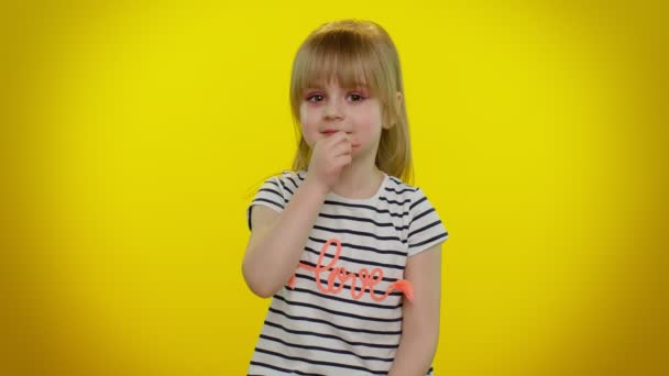 子供の女の子の肖像は唇に人差し指を押すと、沈黙ジェスチャーのサインが秘密を伝えない — ストック動画