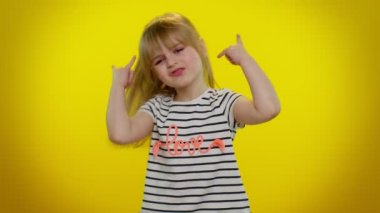 Coşkulu çocuk elleriyle rock 'n roll hareketi sergiliyor, havalı tabela, başarıyla dans eden neşe kazanan kazanır