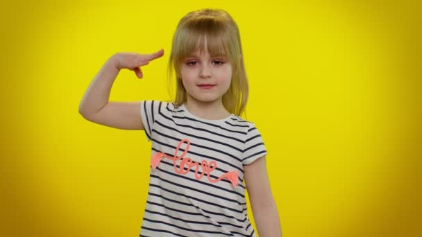 Verantwortliches Teenager-Kind-Mädchen salutiert auf Befehl wie ein Soldat und folgt der Disziplin — Stockvideo