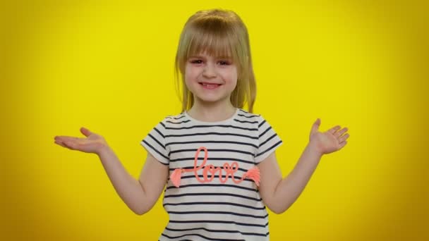 Verward blond kind meisje het verhogen van de handen in verontwaardigde uitdrukking, vragen waarom, welke reden van mislukking — Stockvideo