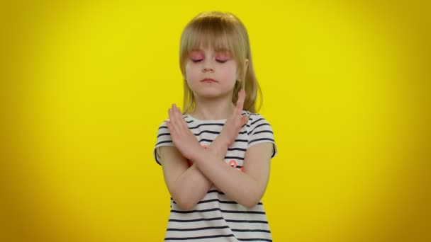 Petite fille enfant dit pas tenir la paume pliée mains croisées dans le geste d'arrêt, avertissement d'arrivée — Video