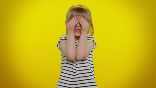 Ängstliches Kind drückt seine Angst aus und winkt mit den Händen vor der Gefahr weg, winkt ab, versteckt sich — Stockvideo