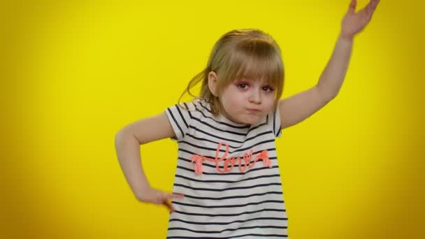 Lustige verspielte Kindermädchen schreien mit der Hand in der Nähe des Mundes winken, Gruß mit der Hand als jemand bemerkt — Stockvideo