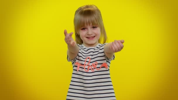 Grappig speels blond kind meisje 5-6 jaar oud gespreide handen en geef knuffel omhelzing aan u, liefde gevoel — Stockvideo