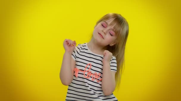 Vidám kislány gyermek lány szórakozás tánc és mozog a ritmus, dabbing felemelt kezét — Stock videók