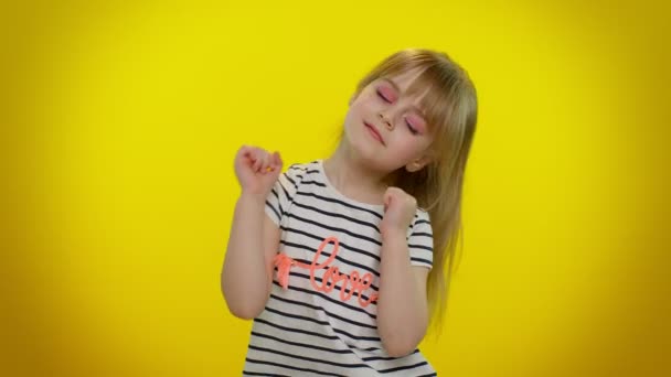 Alegre niña niña divirtiéndose bailando y moviéndose al ritmo, dabbing levantando las manos — Vídeos de Stock