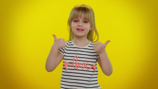 Rolig blond tonåring barn flicka visar tummen upp och nickar i godkännande, framgångsrikt bra arbete — Stockvideo