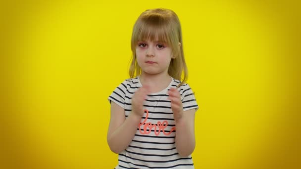 Ik heb het niet nodig, niet ik, nee dank je, eerlijk kind met de vinger wijzen zelf vragen wie ik ben — Stockvideo
