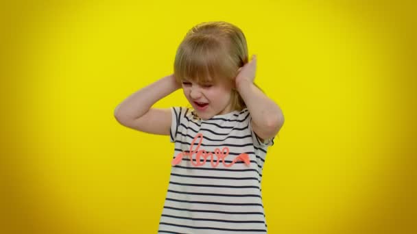 Sinirli sinirli çocuk kız çocuk kulakları kapatıyor ve işaret ediyor hayır, tavsiyeden kaçınıyor, gürültü yapıyor. — Stok video