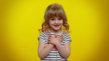 Sarışın çocuğun portresi kendini gösteriyor. Bana kim olduğunu sor. Hayır, teşekkürler.