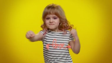 Komik agresif sarışın çocuk dövüşmeye çalışıyor, yumruk sallıyor, ifadeyle boks yapıyor, cezalandırıyor.