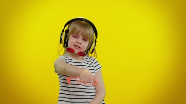 Vicces gyerek gyerek lány, hogy játékos buta arckifejezések és grimaszolás, bolondozás, bemutató nyelv — Stock videók