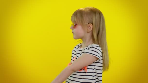 Glad glad barn flicka i solglasögon lyssna musik dansande disco, lura runt, ha kul — Stockvideo