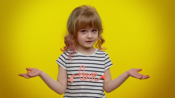 Verward kind meisje voelt zich beschaamd over dubbelzinnige vraag, twijfelen, geen idee — Stockvideo