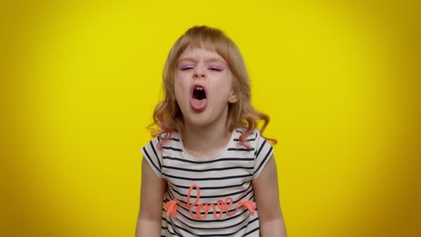 Kindermädchen zeigt Zunge, die Gesichter vor der Kamera macht, macht Witze mit albernen Gesichtsneckereien — Stockvideo