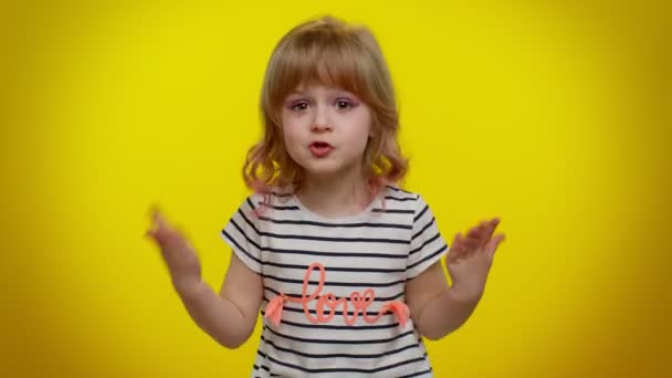 Sfrustrowane dziecko dziewczynka podnosząc ręce w oburzony wyraz twarzy pytając dlaczego, jaki powód porażki — Wideo stockowe
