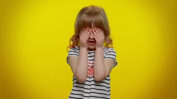Kleine Teenie-Kind Kind Mädchen schließt Augen mit der Hand zeigt Stop-Geste, verwirrt schüchtern Angst zu beobachten — Stockvideo