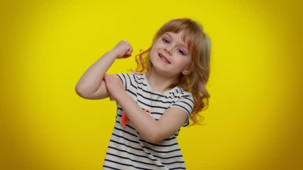 Niña pequeña y fuerte niño mostrando bíceps y sintiendo fuerza de poder, energía para ganar el éxito — Vídeo de stock