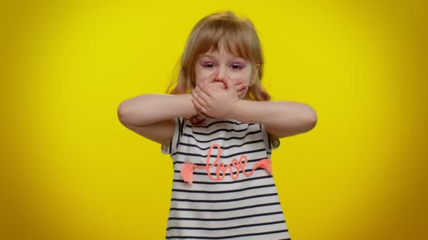 Rädd liten unge barn flicka stänga munnen med handen vägrar att berätta fruktansvärda hemlighet, sanning — Stockvideo