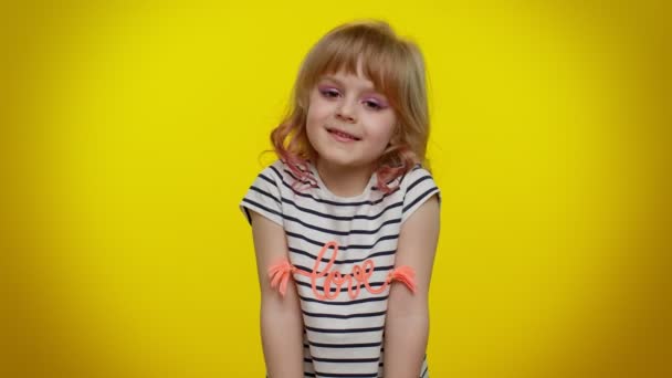 Happy cheerful kid child girl greatly approves your suggestion, shaking head approvely like proposal — Stock Video