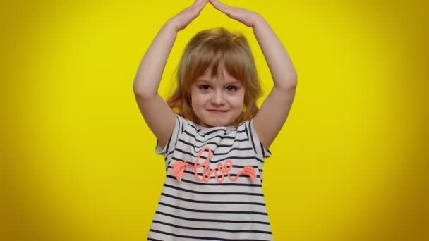 Blonde teen child kid girl playing childish catching up game, feeling in safe making roof above head — Stock Video