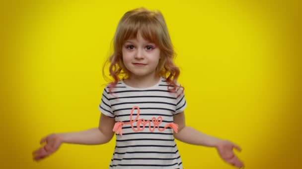 Спантеличений безглуздий невизначений блондинка дитина піднімає руки в безпомічному жесті, складне питання — стокове відео