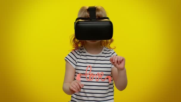 仮想現実VRアプリのヘッドセットヘルメットを使用して小さな十代の子供の女の子は、シミュレーション3Dゲームをプレイする — ストック動画