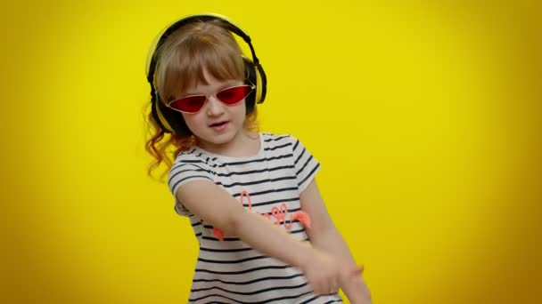 Glada söta blonda barn unge lyssna musik via hörlurar dans disco lura ha kul fest — Stockvideo