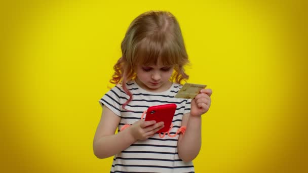 Kleines Teenie-Kind beim Online-Einkauf mit Kreditkarte und Smartphone — Stockvideo