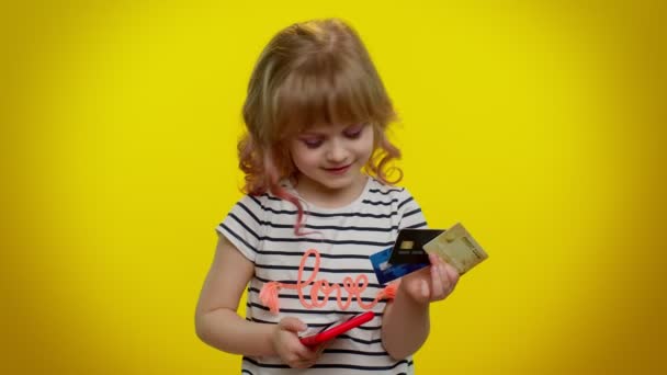 小女孩在网上购物时使用信用卡和智能手机 — 图库视频影像