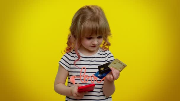 Kind Mädchen verwenden Handy und Plastikkreditkarten, Surfen sagen wow ja, großer Gewinn — Stockvideo