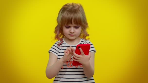 Παιδί κορίτσι που αναζητούν smartphone οθόνη ειλικρινά χαρά νίκη, μήνυμα με καλά νέα, επιτυχία τύχη — Αρχείο Βίντεο