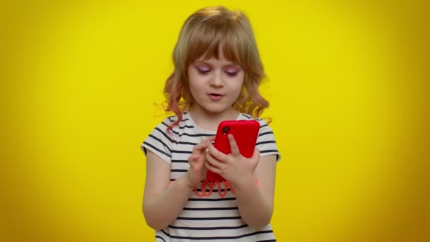 Gyerek gyerek lány használja mobiltelefon böngészés, elveszíti meglepett hirtelen lottó eredmények, balszerencse, veszteség — Stock videók