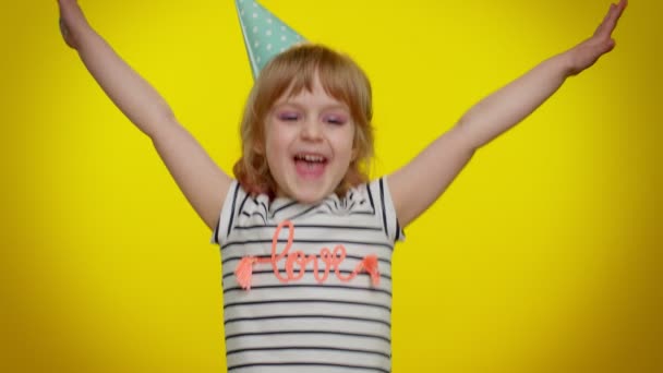 Aufgeregtes Kindermädchen gewinnt Preis, feiert Geburtstag, freut sich über den Erfolg des Siegers Ja-Geste — Stockvideo