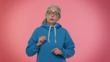 Sinirli, sinirli, yaşlı bir kadın kavga ediyor, çatışma nedenini soruyor, neden bu kadar inatçı?