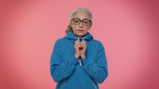 Anciana anciana abuela deseo de buena suerte esperando ganar la lotería, gran fortuna, feliz celebración — Vídeo de stock