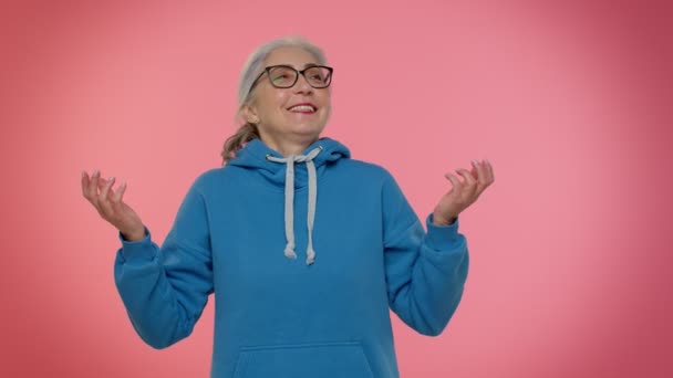 Onnellinen iloinen vanhempi vanha mummo nainen nauraa ääneen kuultuaan naurettavaa anekdoottia, hauska vitsi — kuvapankkivideo