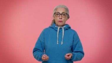 Sinirli, sinirli, yaşlı bir kadın kavga ediyor, çatışma nedenini soruyor, neden bu kadar inatçı?